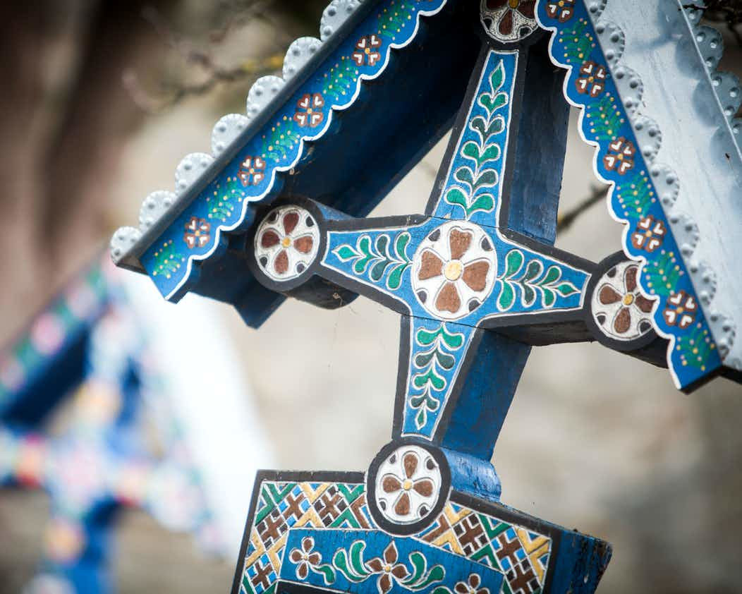 Семьи на «Весёлом кладбище» могут писать свои собственные стихи, и они будут самыми юмористическими – фотографии Румынии