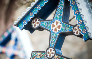 Семьи на «Весёлом кладбище» могут писать свои собственные стихи, и они будут самыми юмористическими – фотографии Румынии