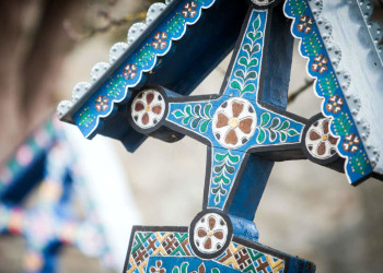 Семьи на «Весёлом кладбище» могут писать свои собственные стихи, и они будут самыми юмористическими – фотографии Румынии