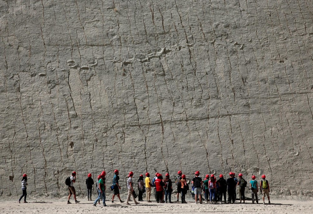 Следы динозавров на окраине города Сукре, в Боливии – фотографии Боливии