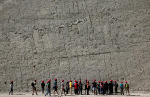 Следы динозавров на окраине города Сукре, в Боливии – фотографии Боливии