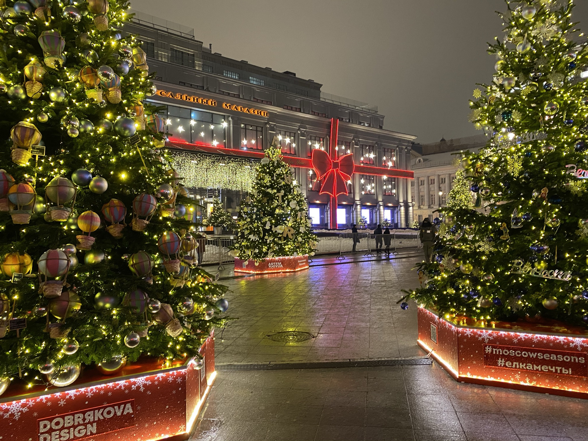 Улица Кузнецкий мост у ЦУМа в Москве, новогодняя ночь 31 декабря – фотографии России