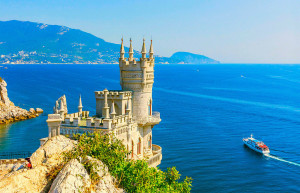 Замок Ласточкино гнездо - одно из самых популярных мест в Крыму – фотографии России