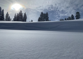 Роза Хутор Южный склон, трасса Календула и огромные сугробы вдоль неё – фотографии России