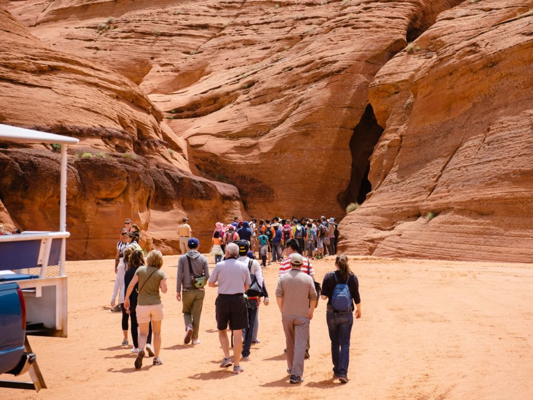 Туристы идут к каньону Антилопы – фотографии США