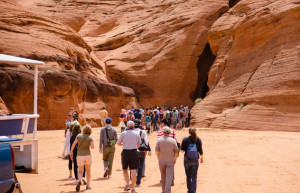 Туристы идут к каньону Антилопы – фотографии США