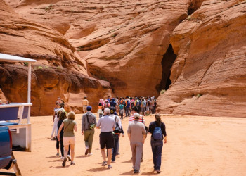 Туристы идут к каньону Антилопы – фотографии США