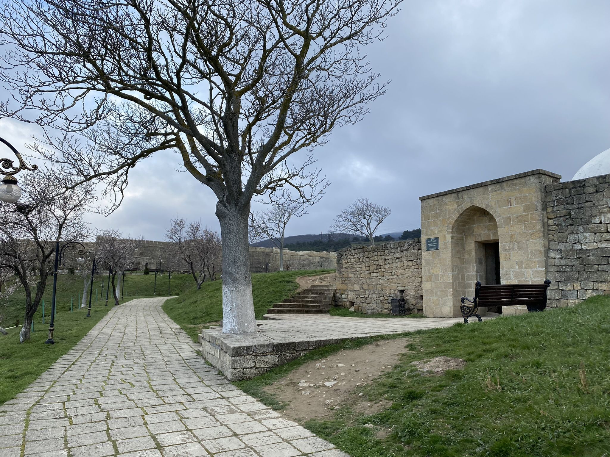 Вход в подземные бани цитадели Нарын-кала – фотографии России