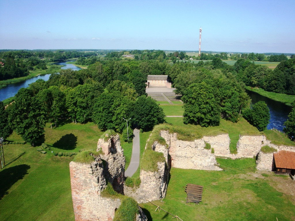 Красивый Бауский замок (Bauska Castle) – фотографии Латвии