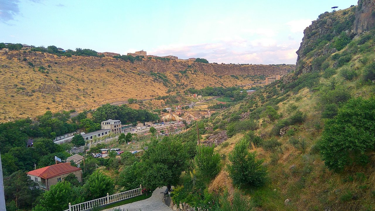 Город на холмах. Арзни. Армения. – фотографии Армении