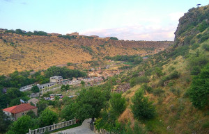 Город на холмах. Арзни. Армения. – фотографии Армении