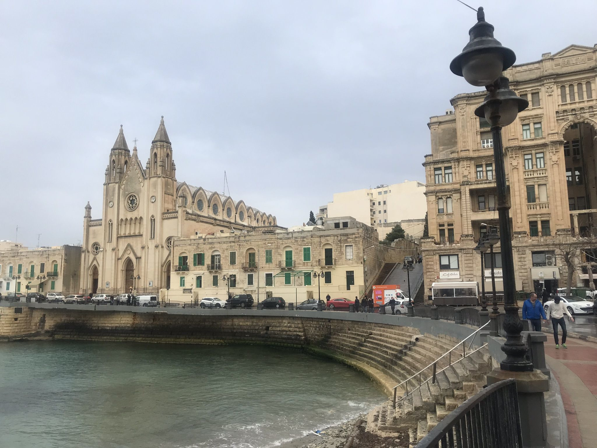 Вид с набережной на Церковь Девы Марии Кармельской, Сент-Джулианс – фотографии Мальты