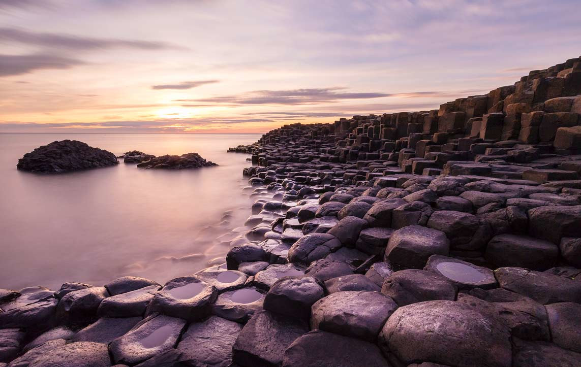 Вид на Дорогу гигантов в Бушмилсе, Северная Ирландия – фотографии Великобритании
