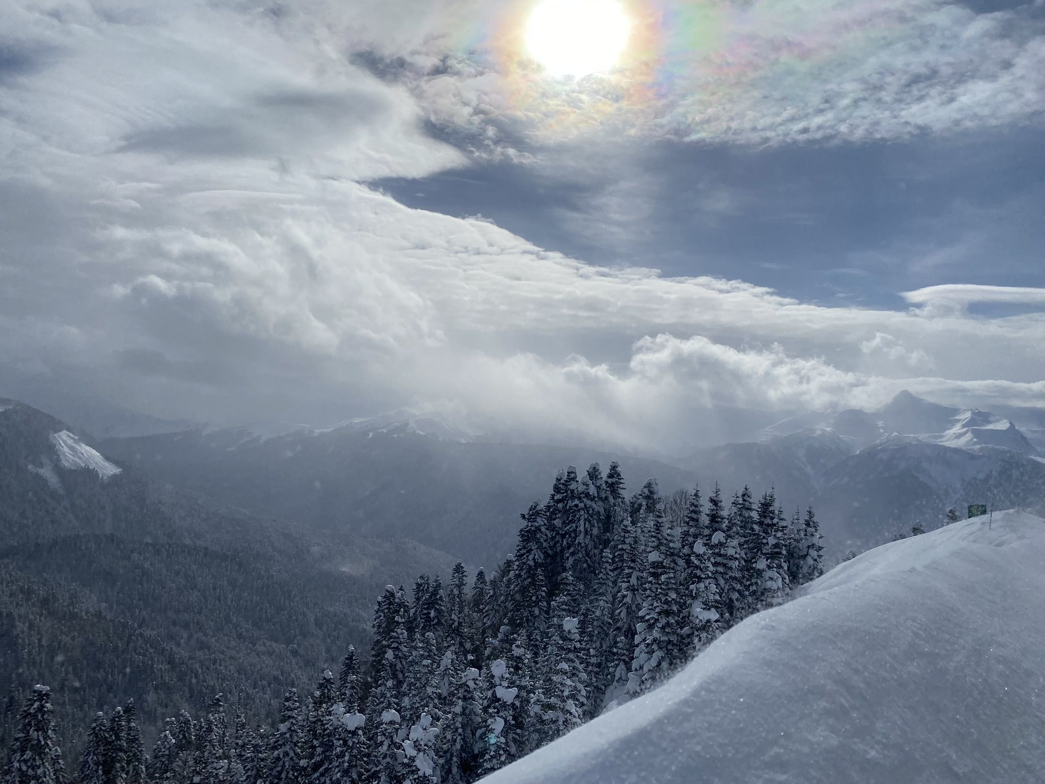 Южный склон на курорте Роза Хутор, красивая трасса Календула в солнечный день – фотографии России