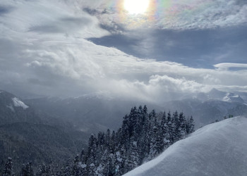 Южный склон на курорте Роза Хутор, красивая трасса Календула в солнечный день – фотографии России