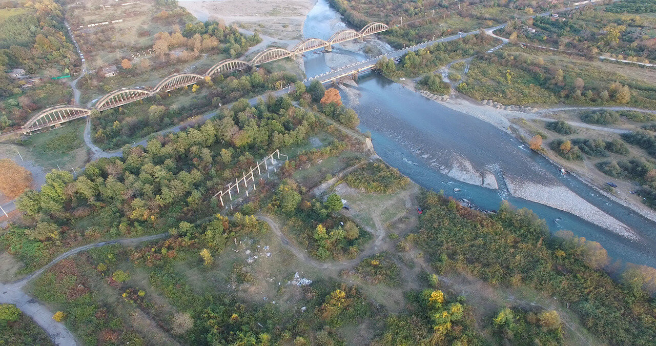 Река и мост с высоты. Эшера. Абхазия. – фотографии Абхазии