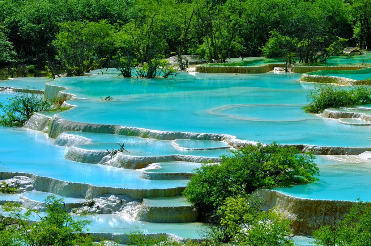Травертиновые террасы долины Хуанлун (Huanglong), провинция Сычуань, Китай – фотографии Китая