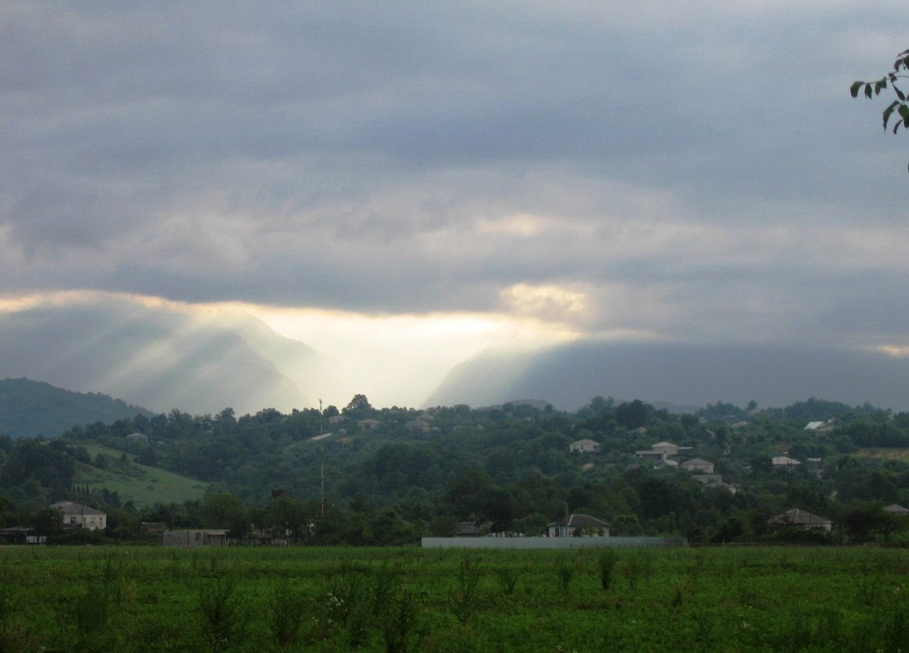 Солнечные лучи. Небо Гячрипш – фотографии Абхазии
