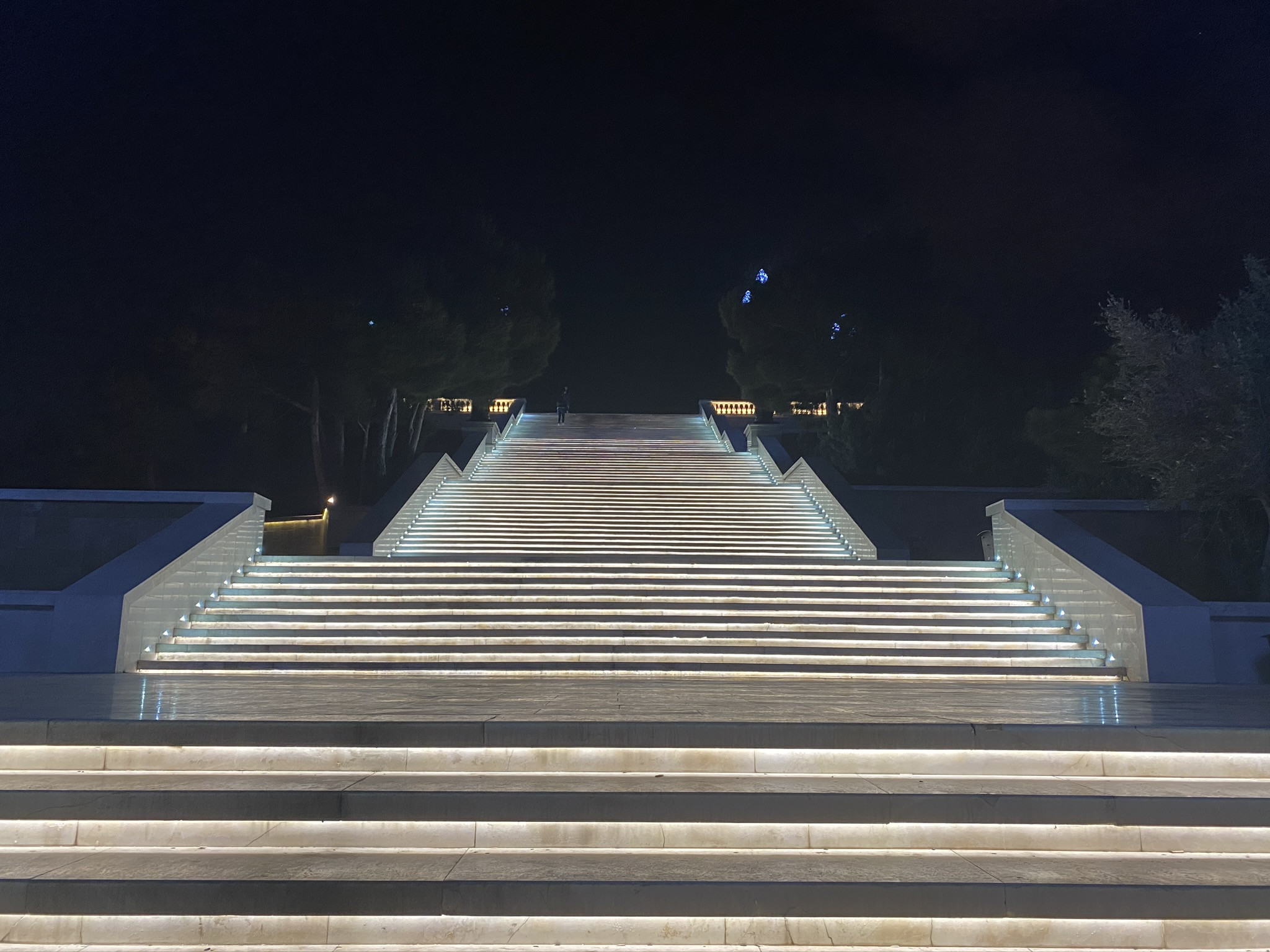 Лестница на смотровую площадку Баку вечером – фотографии Азербайджана