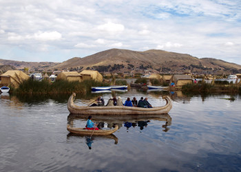 Туристы на лодке уросов – фотографии Перу