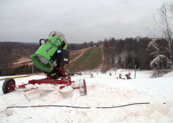 Снежная пушка в горнолыжном центре Жагаркалнс – фотографии Латвии