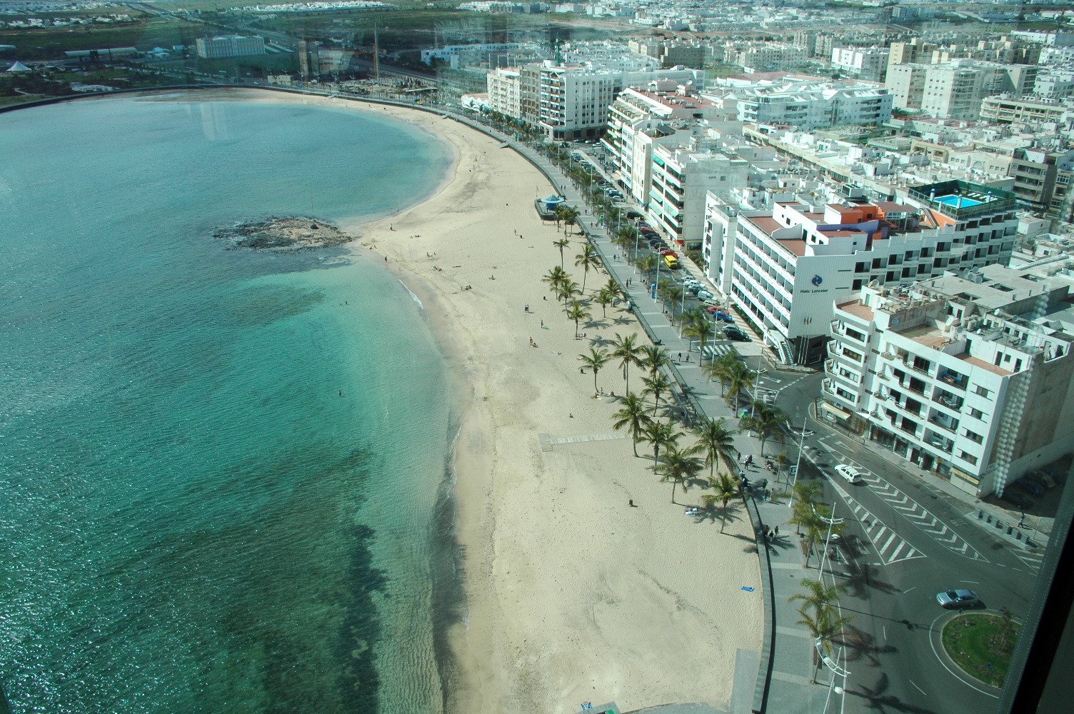 Главный городской пляж Арресифе - Playa del Reducto – фотографии Канарских островов