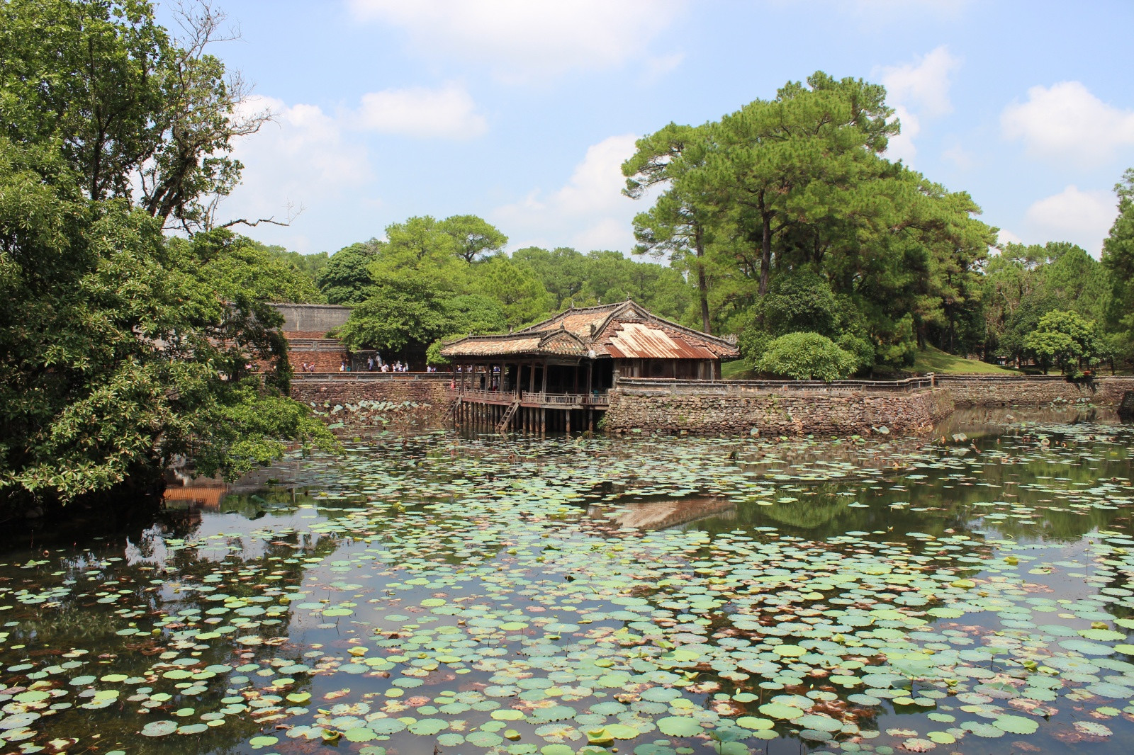 Гробница Ты Дык (Lăng Tu Duc) – находится в 6 км от Хюэ – фотографии Вьетнама