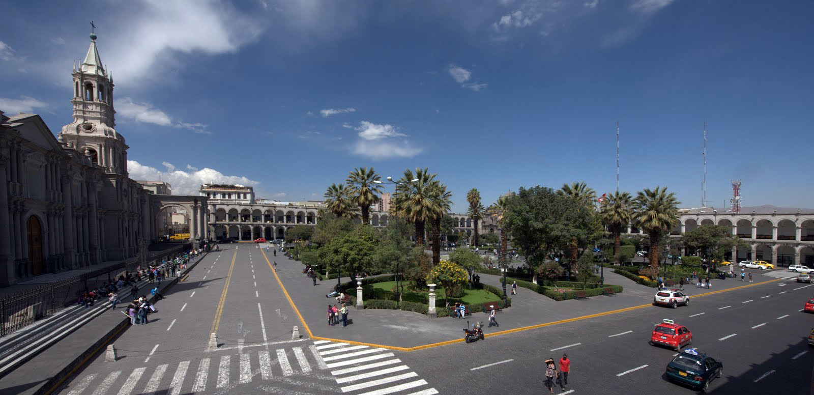 Панорамный вид Пласа-де-Армас в городе Арекипа, Перу – фотографии Перу