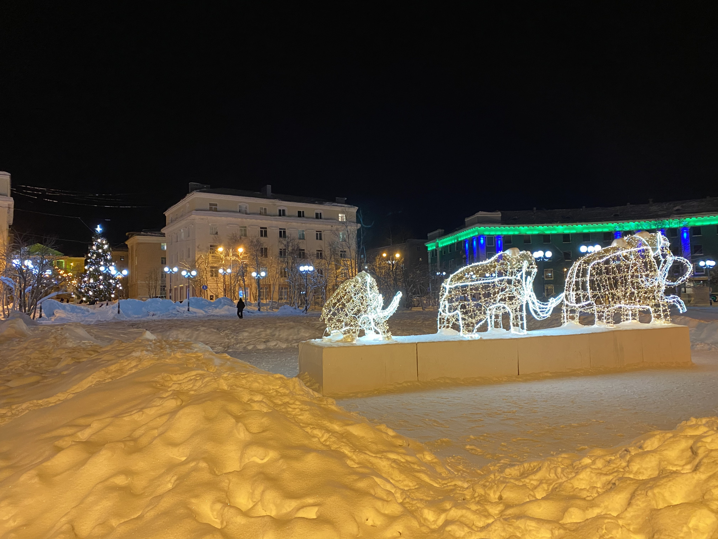 Вид на центральную площадь Кировска – фотографии России