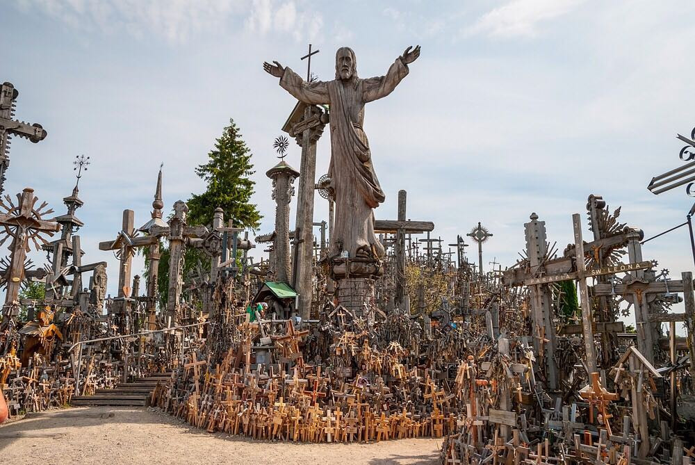 Первые кресты были установлены в 19 веке, а через 100 лет на Горе Крестов их стало уже за тысячу – фотографии Литвы