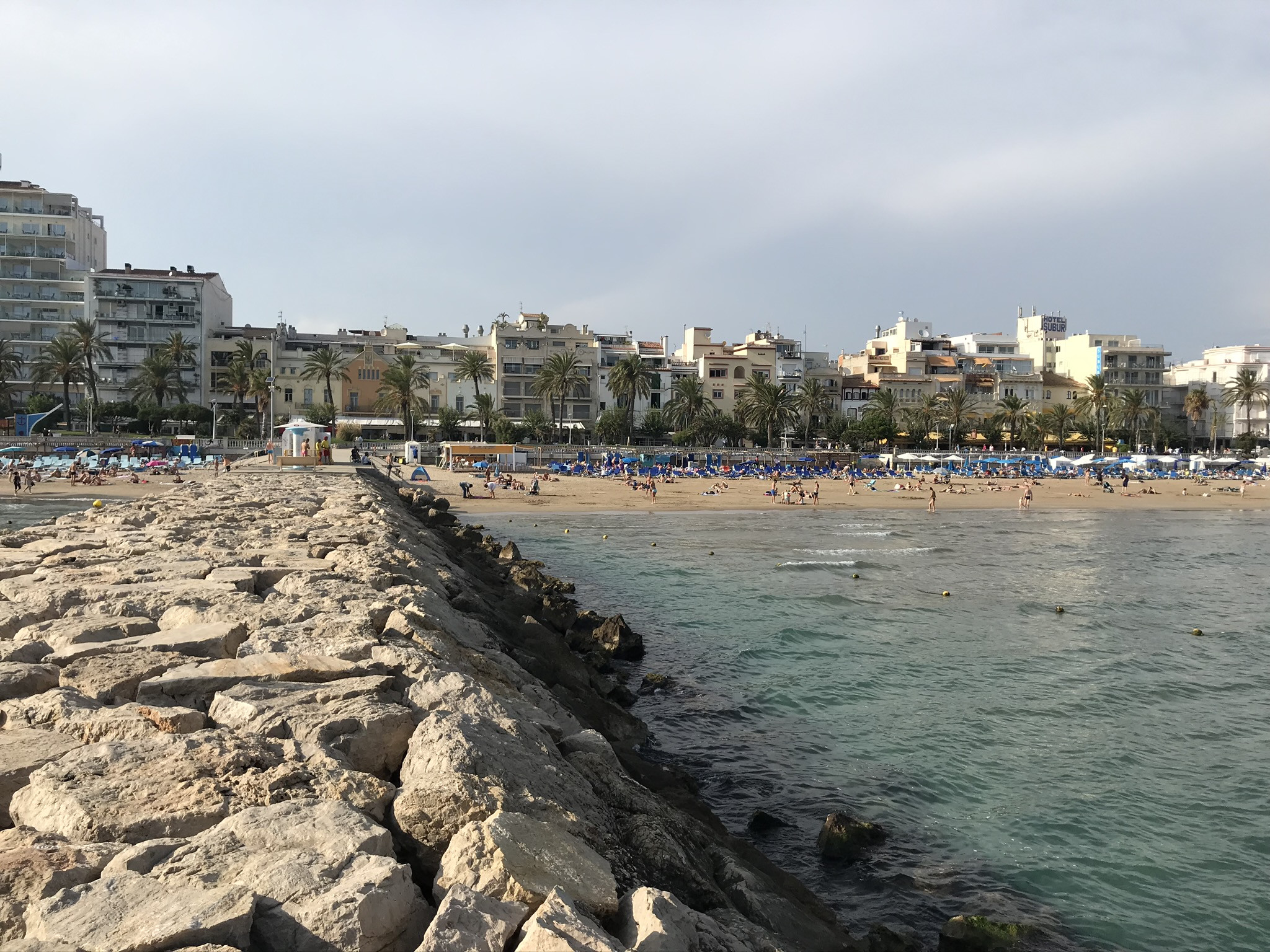 Вид на пляж Platja de la Ribera в Ситжесе – фотографии Испании