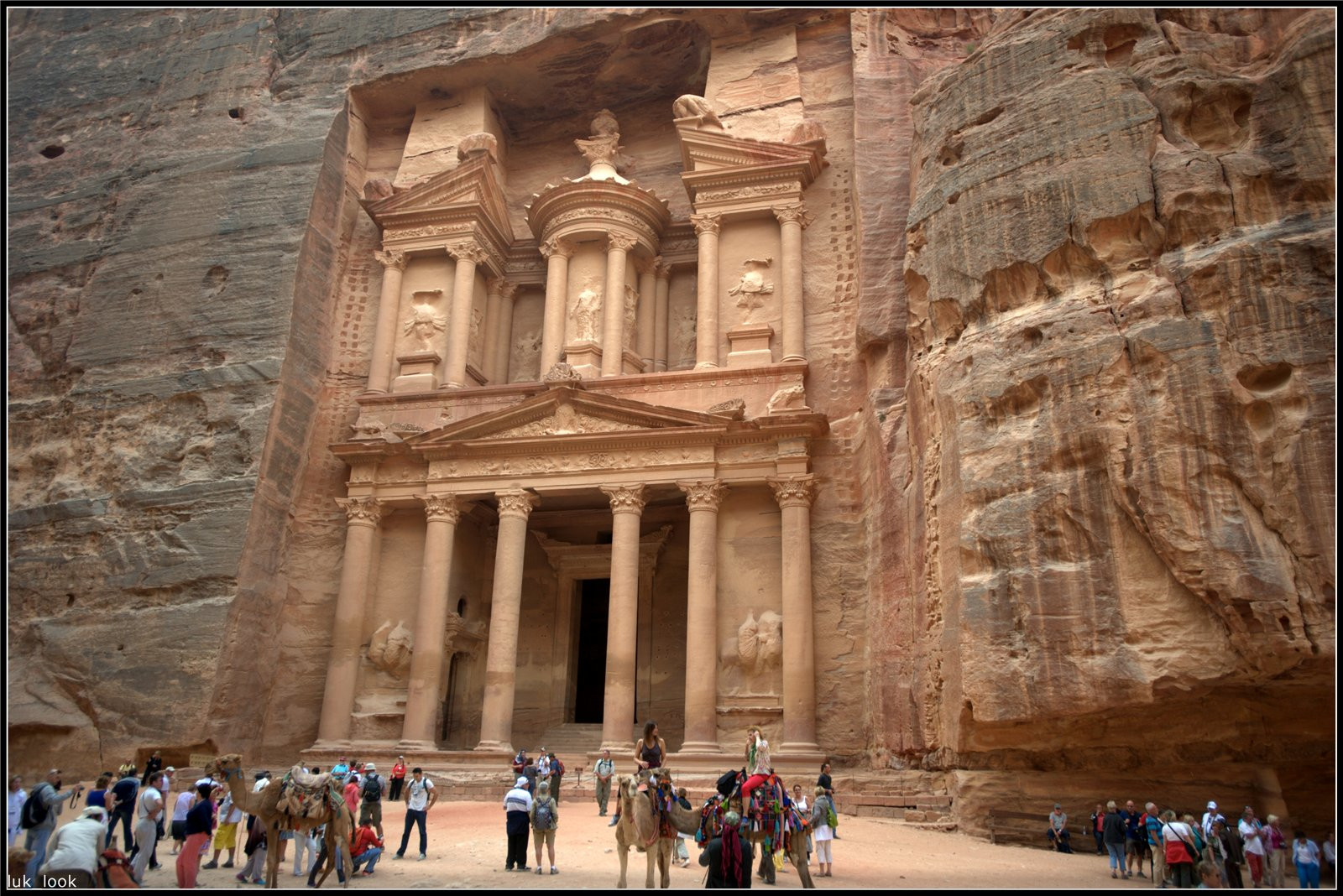 Древний храм Эль-Хазне в городе Петра, Иордания – фотографии Иордании