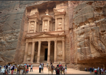 Древний храм Эль-Хазне в городе Петра, Иордания – фотографии Иордании