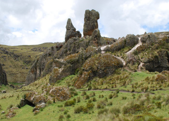 Кумбе-Майо (Cumbe Mayo) расположен в 16 км от Кахамарки – фотографии Перу