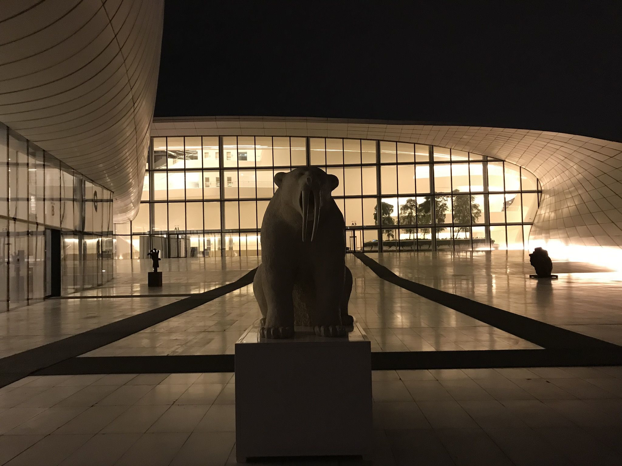 Культурный центр Гейдара Алиева, скульптура медведя с клыками – фотографии Азербайджана