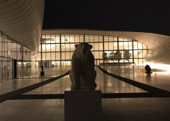 Культурный центр Гейдара Алиева, скульптура медведя с клыками – фотографии Азербайджана