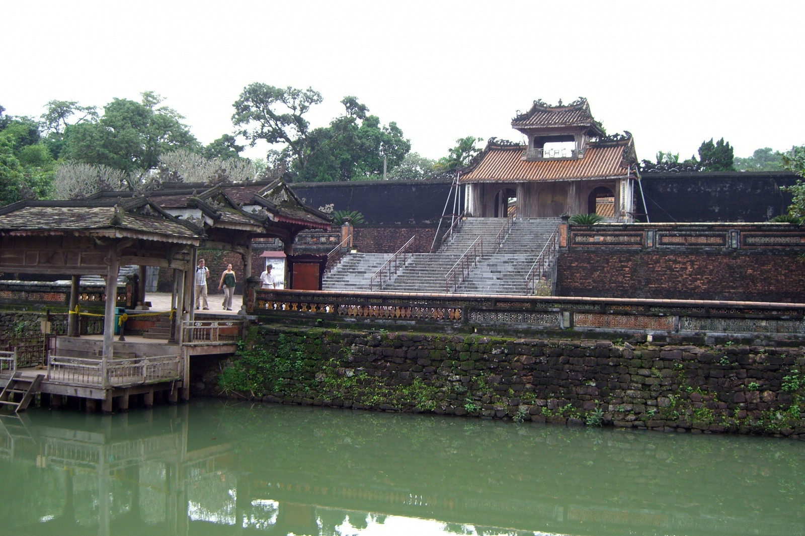 Гробница Ты Дык – расположена в 6 километрах от Хюэ – фотографии Вьетнама