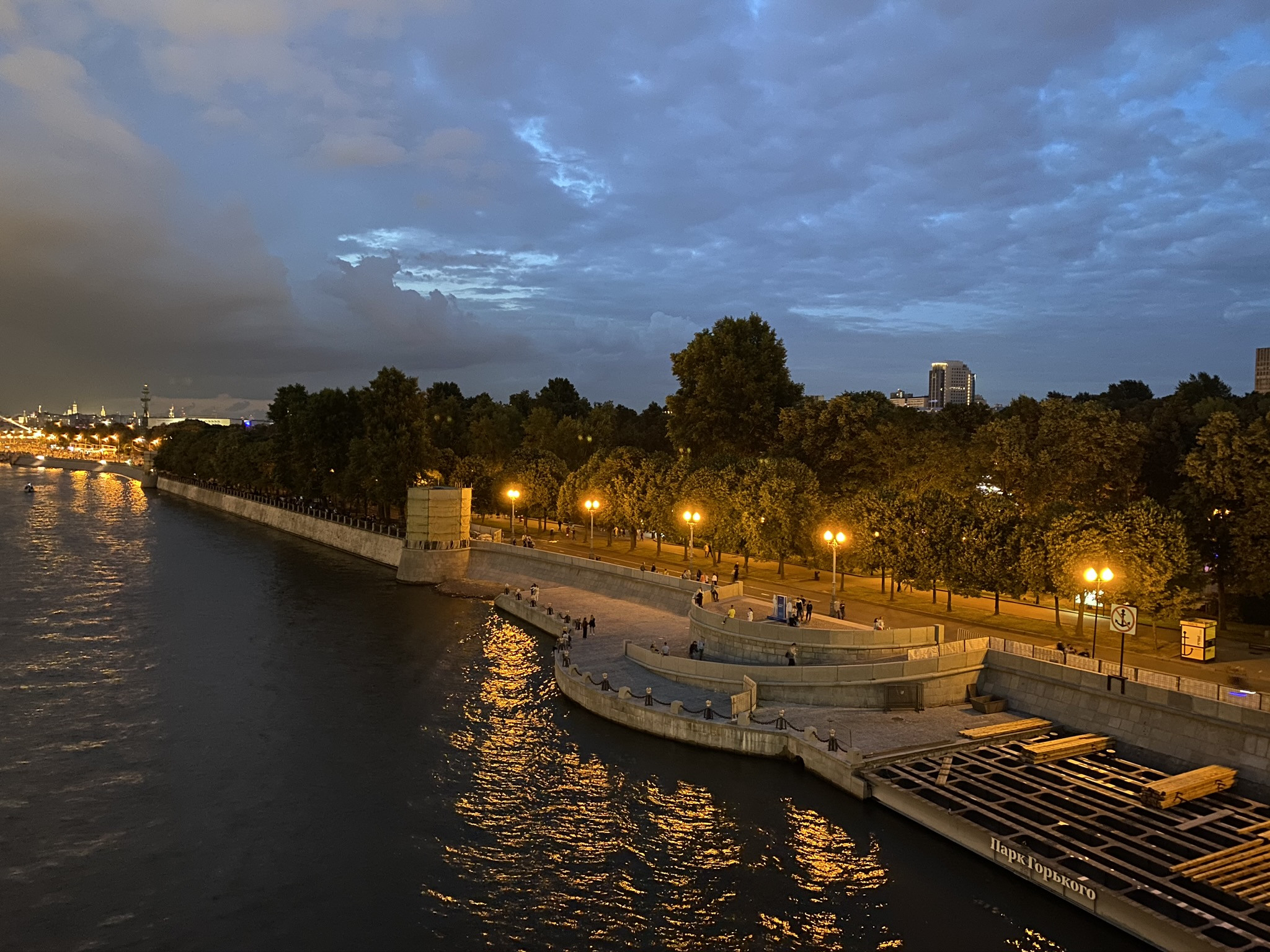 Набережная парка Горького в Москве, вид с Пушкинского моста – фотографии России