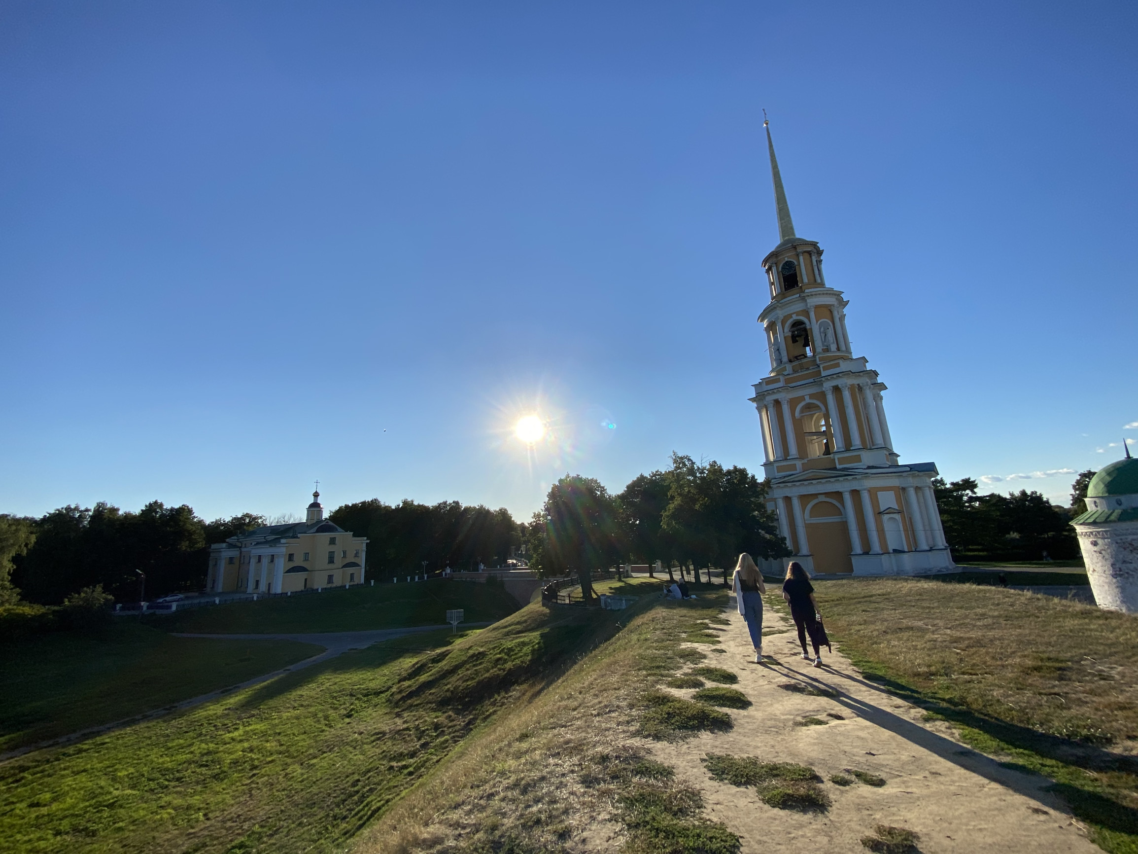Колокольня у Успенского собора в Рязани – фотографии России