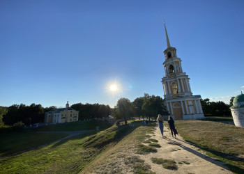 Колокольня у Успенского собора в Рязани – фотографии России