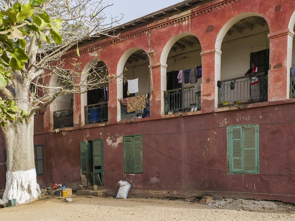 Таких Домов рабов как в Сенегале на острове Гор, где людей содержали, как скот, было около тридцати – фотографии Сенегала