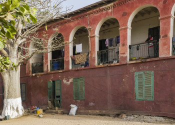 Таких Домов рабов как в Сенегале на острове Гор, где людей содержали, как скот, было около тридцати – фотографии Сенегала