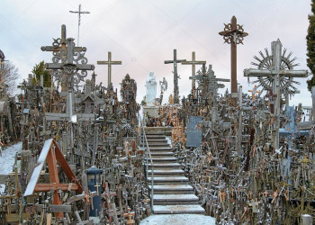 Первые несколько десятков крестов на Горе Крестов в Литве были установлены ещё в 19 веке – фотографии Литвы