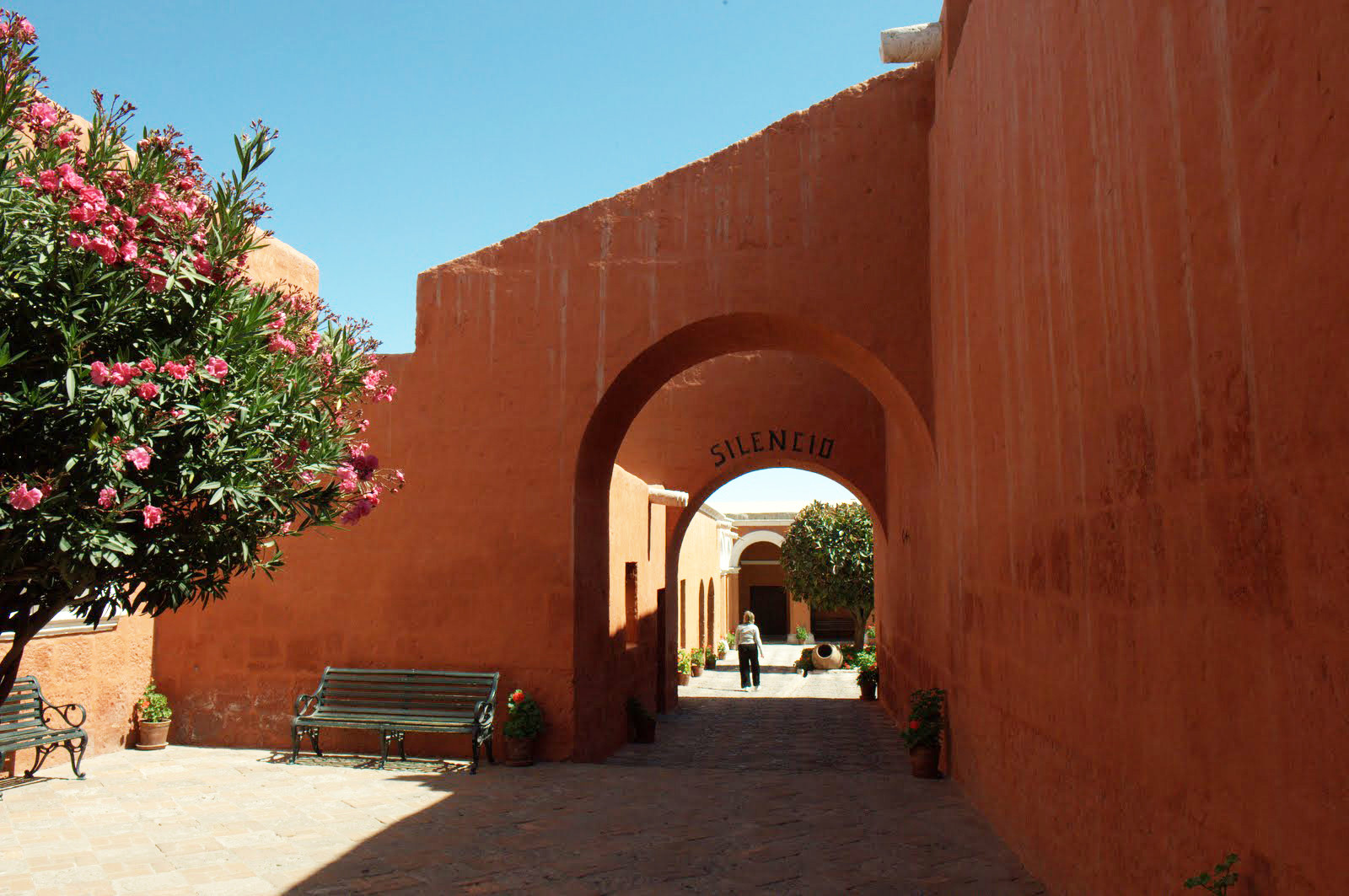 Вход в монастырь Санта-Каталина, Арекипа, Перу – фотографии Перу