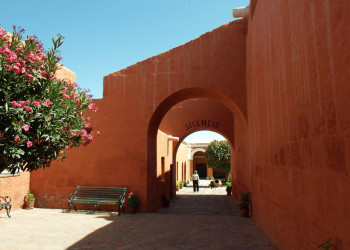 Вход в монастырь Санта-Каталина, Арекипа, Перу – фотографии Перу