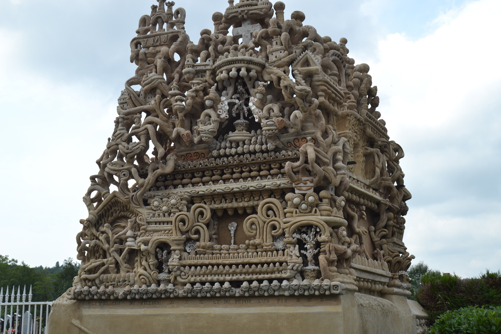 Богатая и сюрреалистическая смесь создана в архитектуре Дворца Почтальона – фотографии Франции