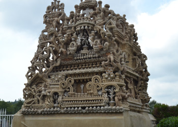 Богатая и сюрреалистическая смесь создана в архитектуре Дворца Почтальона – фотографии Франции