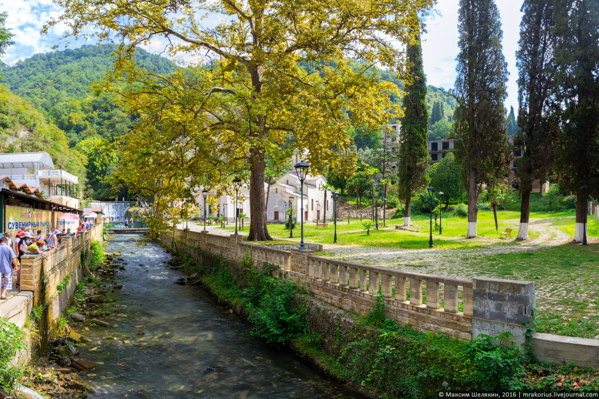 Дорога к храму. Новый Афон – фотографии Абхазии