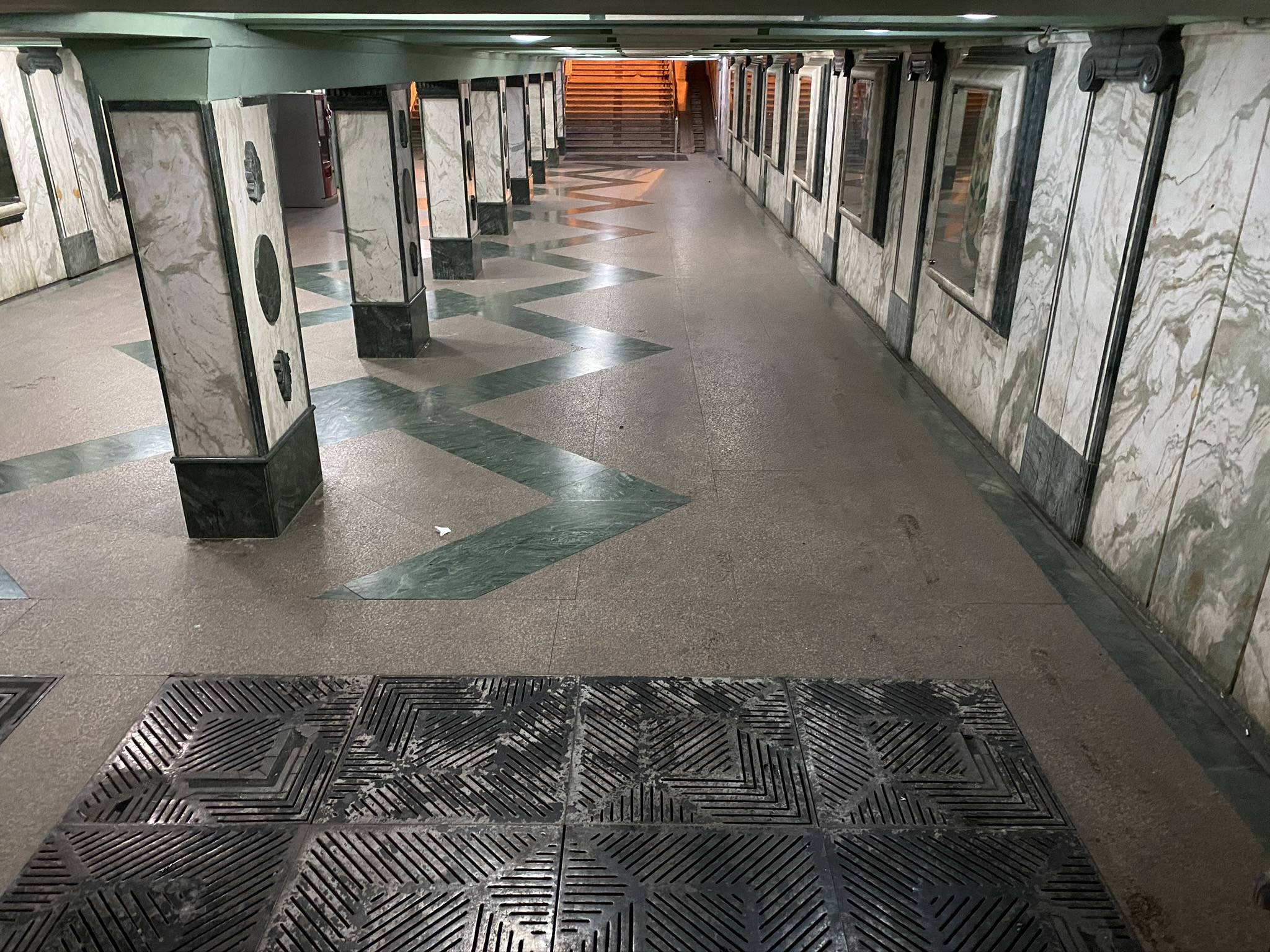 Подземный переход возле кукольного театра в городе Баку, Азербайджан – фотографии Азербайджана