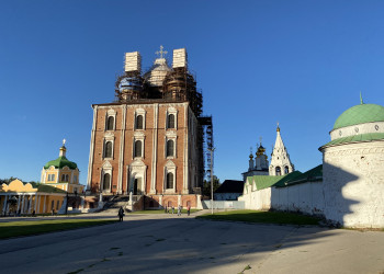 Рязанский Кремль вид на главную церковь – фотографии России